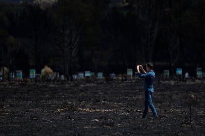 Los bomberos y los habitantes de estas localidades denuncian que la Junta no tuvo la prevención adecuada para impedir que los frentes avanzaran sin control. El Gobierno autonómico (PP-Vox) dispuso un nivel medio de alerta pese a que las condiciones advertían de un peligro extremo de incendios. Las brigadas aseguran que de haber tenido el operativo completo desde el principio hubiesen atajado el fuego.