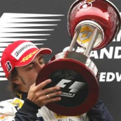 Fernando Alonso celebra su victoria en Fuji.