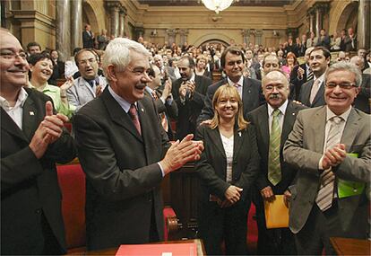 El nuevo Estatuto de Cataluña ha sido el tema político del año. Y su andadura no ha hecho más que empezar. El 30 de septiembre, tras unas intensas negociaciones, el Parlament aprobaba con un 88,8% de votos la propuesta de nuevo Estatuto para sustituir al de 1979 (en la imagen). Enfrente, los 15 votos del Partido Popular. Mariano Rajoy manifestaba que suponía romper la Constitución. El 11 de noviembre arrancaba su tramitación en el Congreso.