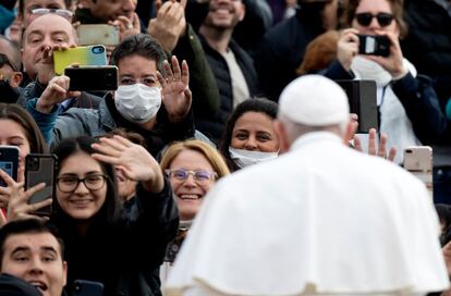 O papa Francisco cumprimenta as pessoas reunidas na Praça de São Pedro, no Vaticano (Itália), em 26 de fevereiro.