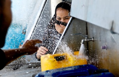 Una niña palestina, en unos grifos públicos para la recogida de agua en Jan Yunis, al sur de la franja de Gaza. Israel ha cortado el suministro de luz y agua a los dos millones de personas que viven en la Franja.