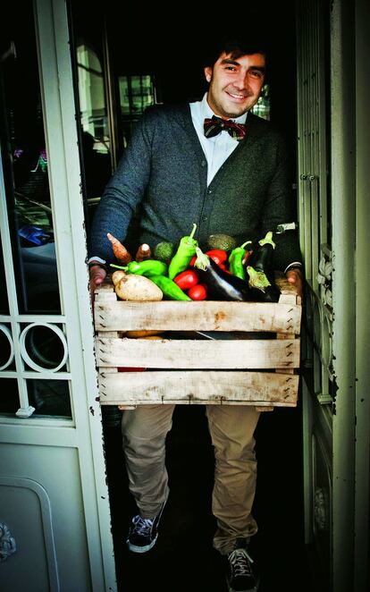 <strong> Javier Muñoz-Calero </strong>comenzó haciendo tapas en un bar de Chamberí, luego abrió restaurante propio (Un Restaurante Llamado Tartán) y ahora ataca con Muñoca y Perrito Faldero. Ha trabajado en Suiza, Francia, Tailandia, y se ha convertido en el neotasquero patrio que lo mismo se inventa un menú plagado de tapas crudas, shawarmas o satays que una ensaladilla, croquetas, callos, patatas bravas o tortilla. Todo en espacios en los que se nota que el interiorismo está pensado y cuidado.
<strong> unrestaurantellamadotartan.es y www.munoca.es y perritofaldero.com </strong>