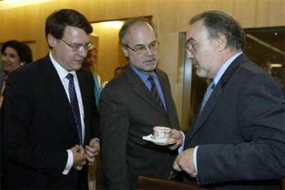 El consejero de Economía catalán, Antoni Castells (en el centro), con el ministro de Administraciones Públicas, Jordi Sevilla (izquierda), y el vicepresidente segundo del Gobierno, Pedro Solbes.