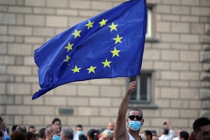 Un hombre ondea una bandera de la UE durante una protesta en Sofía (Bulgaria).
