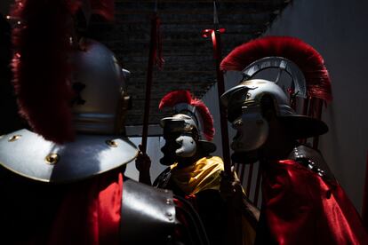 Integrantes de la Guardia Romana esperan el inicio de la procesión.