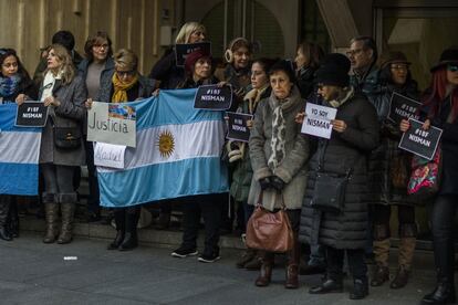 En la embajada argentina de Madrid se han concentrado para pedir justicia por la misteriosa muerte del fiscal Nisman.