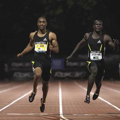 Tyson Gay (a la izquierda) vence a Derrick Atkins en junio pasado en Nueva York.