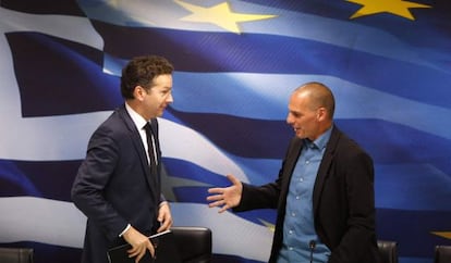 Dijsselbloem (esquerra), amb Varufakis, aquest divendres a Atenes.