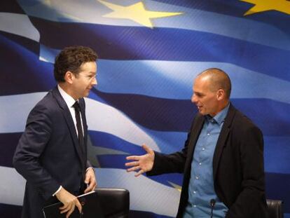 O presidente do Eurogrupo, Jeroen Dijsselbloem (à esq.), e o ministro grego das Finanças, Yanis Varoufakis, na sexta-feira em Atenas.