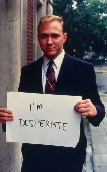 Un hombre con un cartel que dice "estoy desesperado", pertenece a la colección 'Señales que dicen lo que tú quieres que digan y no señales que dicen lo que otro quiere que tú digas' ('Signs that say what you want them to say and not Signs that say what someone else wants you to say') de Gillian Wearing. Una instantánea de 1992–93.