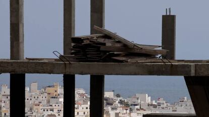 Vistas al mar entorpecidas por una construcción inmobiliaria.