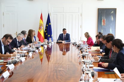 El presidente del Gobierno, Pedro Sánchez (centro), preside la reunión del Consejo de Seguridad Nacional este martes, en La Moncloa.
