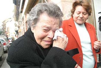 Rosario Piudo llora en la calle tras ser desahuciada por una deuda de 39 euros.