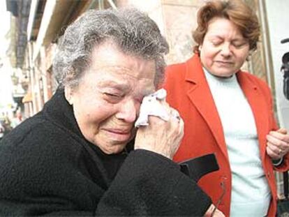 Rosario Piudo llora en la calle tras ser desahuciada por una deuda de 39 euros.