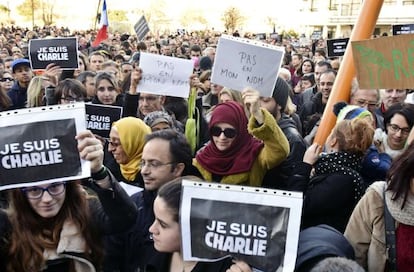 Manifestantes en el puerto de La Rochelle tras los atentados contra la revista Charlie Hebdo.