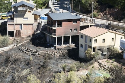 Aspecto que muestran algunas casas de la urbanización Vallirana Park después del paso de las llamas.