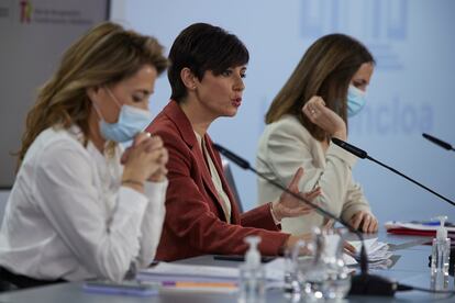 De izquierda a derecha, las ministras Raquel Sánchez (Transportes), Isabel Rodríguez (portavoz) y Ione Belarra (Derechos Sociales), este martes en Madrid.