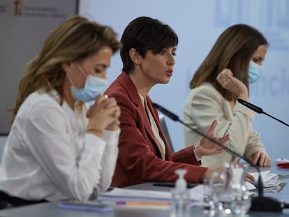 De izquierda a derecha, las ministras Raquel Sánchez (Transportes), Isabel Rodríguez (portavoz) y Ione Belarra (Derechos Sociales), este martes en Madrid.