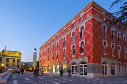 Torre del Reloj y Ministerio de Desarrollo Urbano y Turismo en Tirana (Albania).