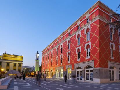Torre del Reloj y Ministerio de Desarrollo Urbano y Turismo en Tirana (Albania).