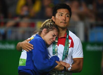 A judoca espanhola Laura Gómez é consolada depois de perder para Andrea Chitu, da Romênia, na categoria 52 kg feminino.