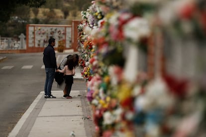 Una familia visita el cementerio de la Almudena, este lunes.