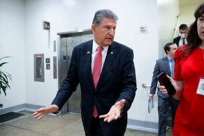 Joe Manchin, senador demócrata de Virginia Occidental, el miércoles en los pasillos del Capitolio.