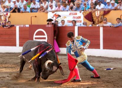 Gómez del Pilar muletea por bajo a uno de sus toros.