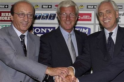 Luciano Moggi (izquierda), en 2001, junto a Marcello Lippi, técnico, y Roberto Bettega, vicepresidente de <i>la Juve.</i>