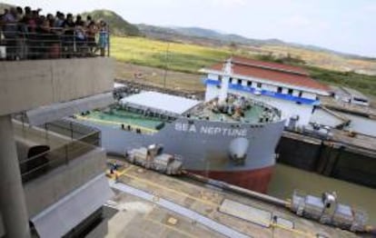 Un grupo de personas observa a un buque mientras transita por la esclusa de Miraflores en el Canal de Panamá, en Ciudad de Panamá. EFE/Archivo