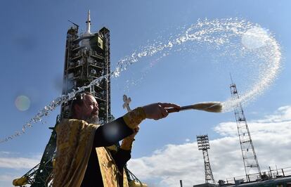 Un sacerdote ortodoxo ruso bendice el cohete 'Soyuz FG', lanzadera de la nave espacial Soyuz MS-15 ubicada en la plataforma de lanzamiento del cosmódromo de Baikonur, alquilado por Rusia en Kazajistán.
