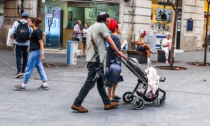 Una familia pasea por la calle Jaffa en el centro de Jerusalén.
