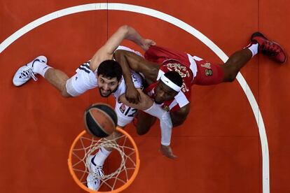 Mirotic, ante Petway (Olympiacos) en la Euroliga.