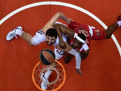 Mirotic, ante Petway (Olympiacos) en la Euroliga.