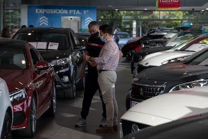 Un comercial enseña un vehículo este miércoles en el concesionario Ocasion Plus de Getafe.