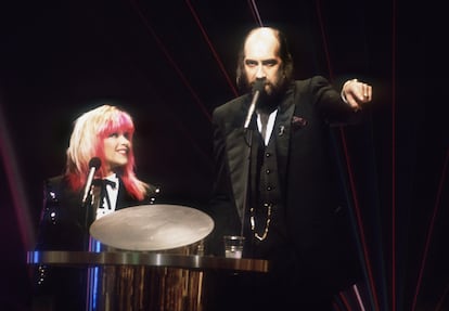 Samantha Fox y Mick Fleetwood cuando ejercieron de presentadores en los Brit Awards en 1989.