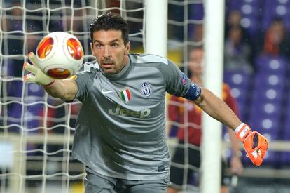 Gianluigi Buffon para el balón en un momento del juego. 