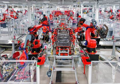Lineal de robots trabajando en la fabricación del coche eléctrico Model S en planta de los automóviles Tesla en Fremont, California, Estados Unidos.