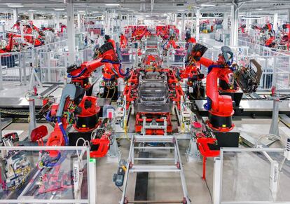 Lineal de robots trabajando en la fabricaci&oacute;n del coche el&eacute;ctrico Model S en planta de los autom&oacute;viles Tesla en Fremont, California, Estados Unidos. 
 
 