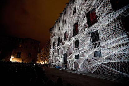 Axioma, el proyecto de mapping en 3D estereoscópico que Aleix Fernández y Jordi Pont, Onionlab, realizaron en edificios de Barcelona. Un viaje sonoro y visual.