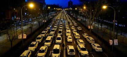 Concentración de taxis en los carriles centrales del paseo de la Castellana, en Madrid.