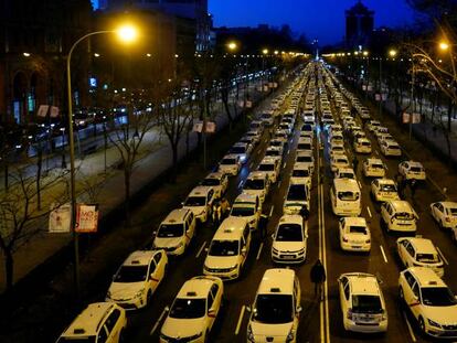 Concentraci&oacute;n de taxis en los carriles centrales del paseo de la Castellana, en Madrid.