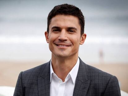 El actor Álex González durante la presentación de 'Vivir sin permiso', en el Festival de Cine de San Sebastián.