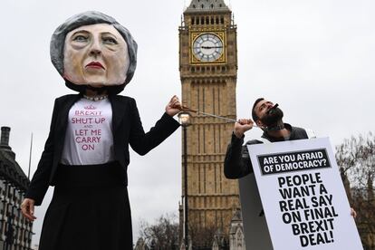 Varios activistas se concentraron frente al Parlamento británico con una marioneta que caricaturiza a la primera ministra, Theresa May, para protestar contra el 'Brexit', antes de que el Reino Unido invoque el artículo 50 del Tratado de Lisboa, que inicia las negociaciones sobre la salida de la UE.