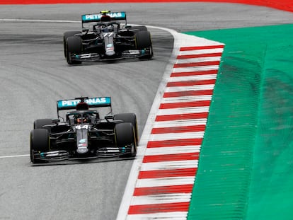 Lewis Hamilton y su compañero en Mercedes Valtteri Botas, este viernes en los entrenamientos en el Red Bull Ring, en Spielberg (Austria).