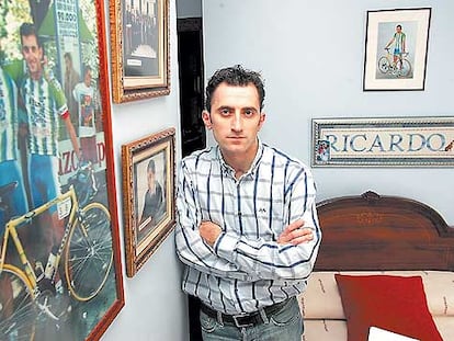 El ciclista Javier Otxoa en su casa de Zorroza (Bilbao).