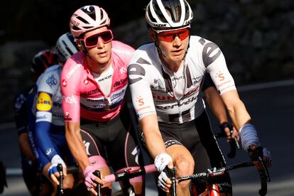 Kelderman, de blanco, y Almedia, todavía con la maglia rosa, en la 18ª etapa.