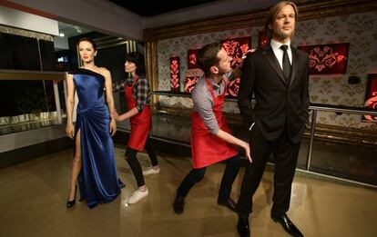 Personal del museo Madame Tussauds separa las figuras de cera de Angelina Jolie y Brad Pitt.