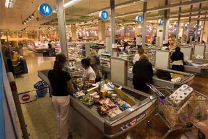 Interior del nuevo supermercado Caprabo de L&#39;Illa Diagonal de Barcelona.