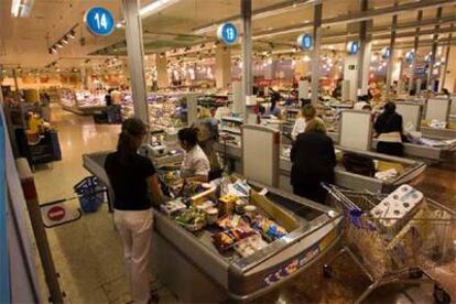 Interior del nuevo supermercado Caprabo de L&#39;Illa Diagonal de Barcelona.